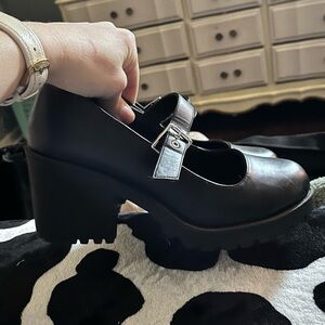 Chariot and Co. chunky Mary Jane’s Size 7